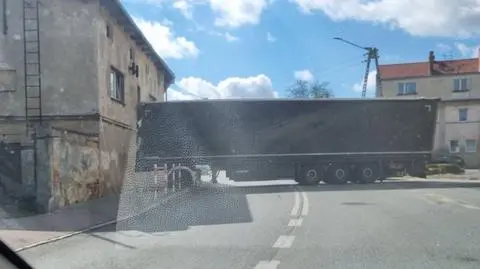 TIR wbił się w ścianę budynku 