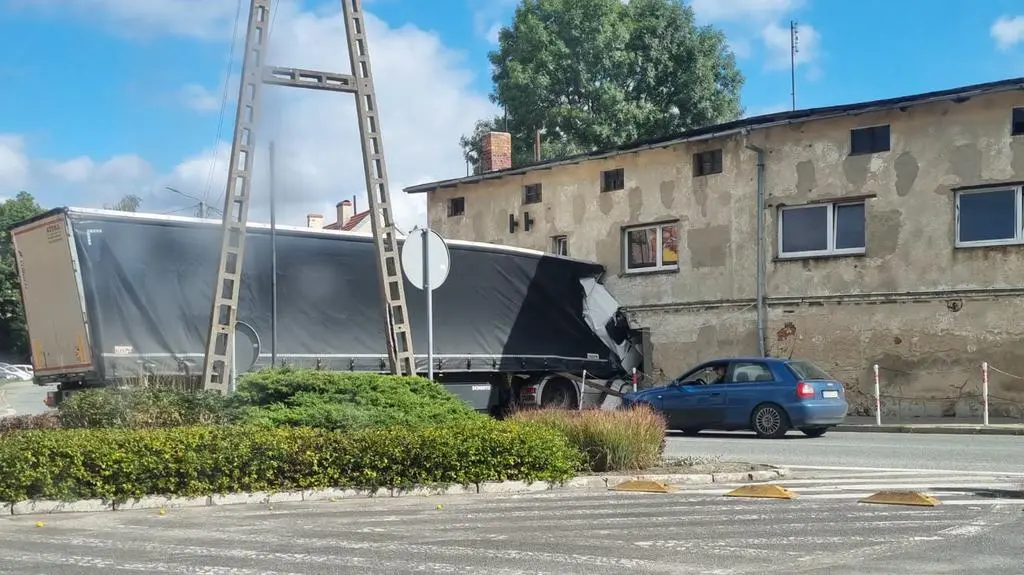 Ciężarówka uderzyła w dom