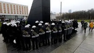 Policja otoczyła kordonem pomnik smoleński w czasie protestu Strajku Kobiet