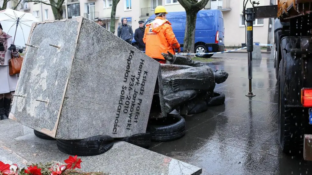 Pomnik ks. Jankowskiego obalony w środku nocy. Sprawcy zatrzymani
