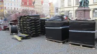 Palety koło pomnika Fredry