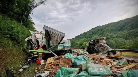 Czołowe zderzenie ciężarówek. Jeden kierowca wypadł z kabiny, drugi był zakleszczony w pojeździe