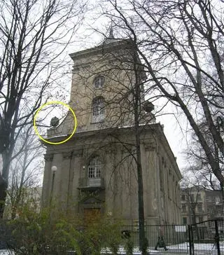 Butelka leżała w jednym z wazonów zdobiących front kościoła