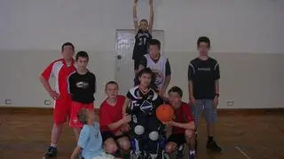 Zajęcia WF z moim udziałem podczas gry w koszykówkę - II klasa gimnazjum w Otrębusach koło Warszawy, 2004 rok 