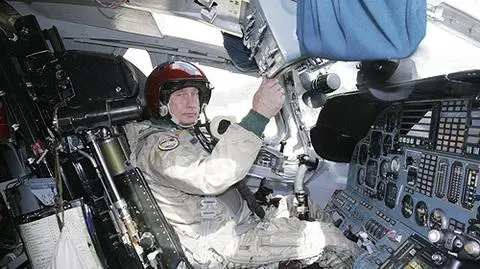Władimir Putin na pokładzie bombowca strategicznego Tu-160