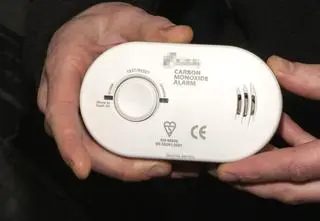 Małe urządzenie, które ratuje życie. Jak wybrać czujkę czadu?