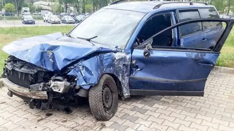 W rozbitym aucie zostawił rannego pasażera