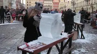 Warsztaty rzeźby w lodzie na Jarmarku Bożonarodzeniowym