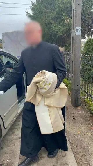 Ksiądz przyjechał na cmentarz pijany