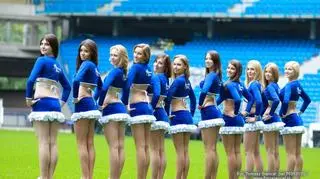 Na stadionie tańczy zwykle około 20 dziewczyn