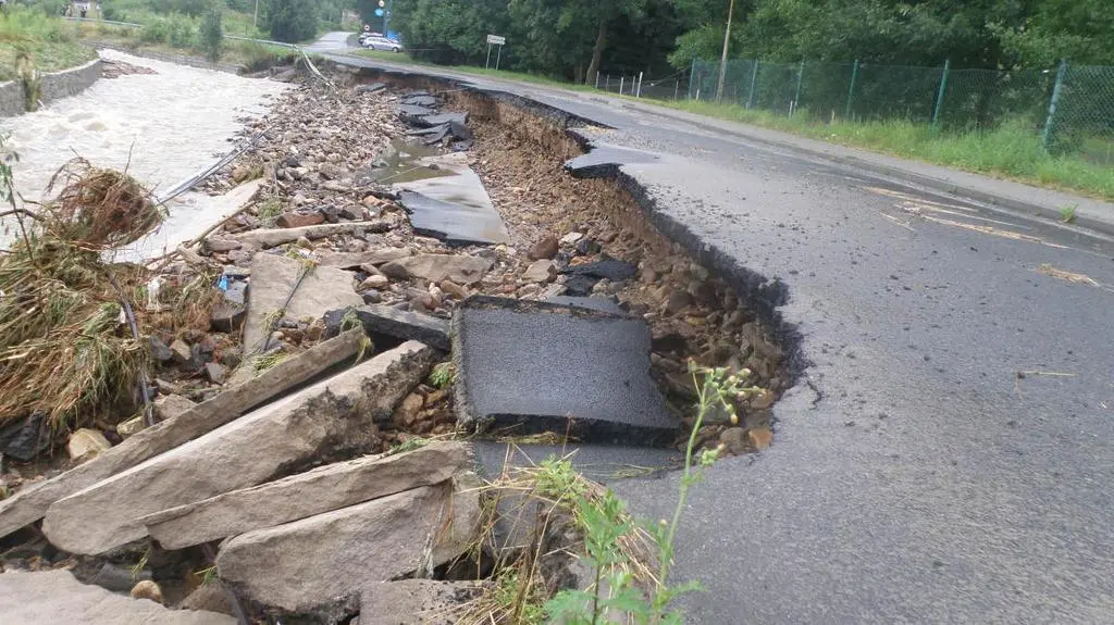 Zniszczona droga w Olszynie
