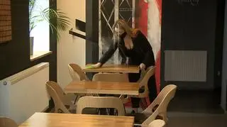 "Stoliki są dezynfekowane na bieżąco"