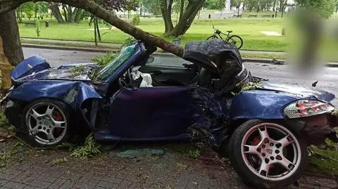 Uderzył porsche w drzewa, 31-latek nie żyje. Policja: miał dożywotni zakaz kierowania