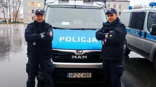 Policjanci udzielili pierwszej pomocy nieprzytomnemu podróżnemu