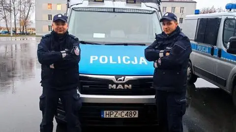 Na dworcu stracił przytomność i nie oddychał. Uratowali go dwaj policjanci