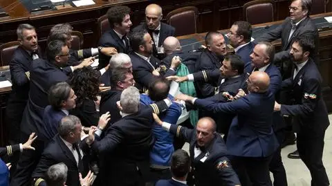 Pięści poszły w ruch we włoskim parlamencie. Dwie osoby w szpitalu