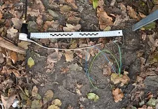 Chciał podłączyć przewód elektryczny. 76-latek nie żyje