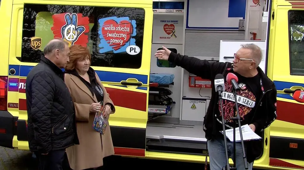 Jerzy Owsiak i karetka od WOŚP