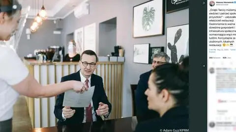Jeden stolik, cztery obce osoby, wśród nich premier. Morawiecki: te odległości są zalecane, ale nie nakazywane