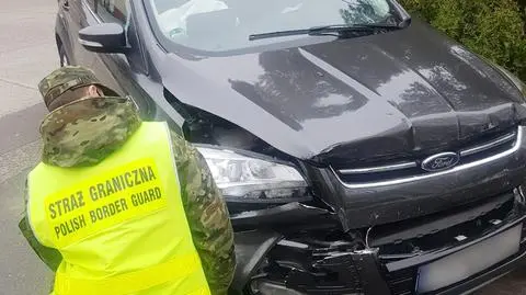 "Zauważyli rozbitego forda, a przy nim radiowóz niemieckiej policji". Strażnicy graniczni pomogli w pościgu 