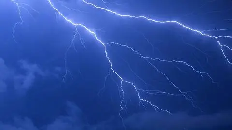 Ulewny deszcz, burze, miejscami z gradem. Obowiązują alarmy IMGW