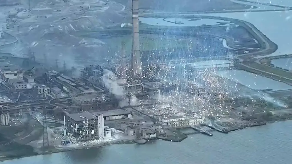 Bombardowane zakłady Azowstal w Mariupolu 