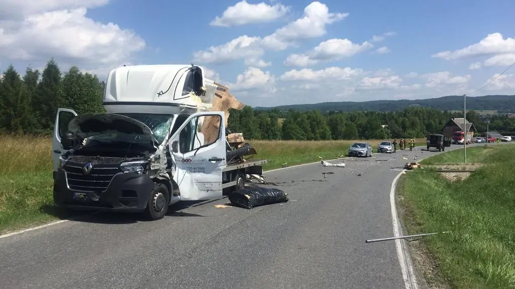 Jeden z uszkodzonych samochodów 