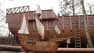 Replika stojąca w muzeum na tle repliki z ogródka