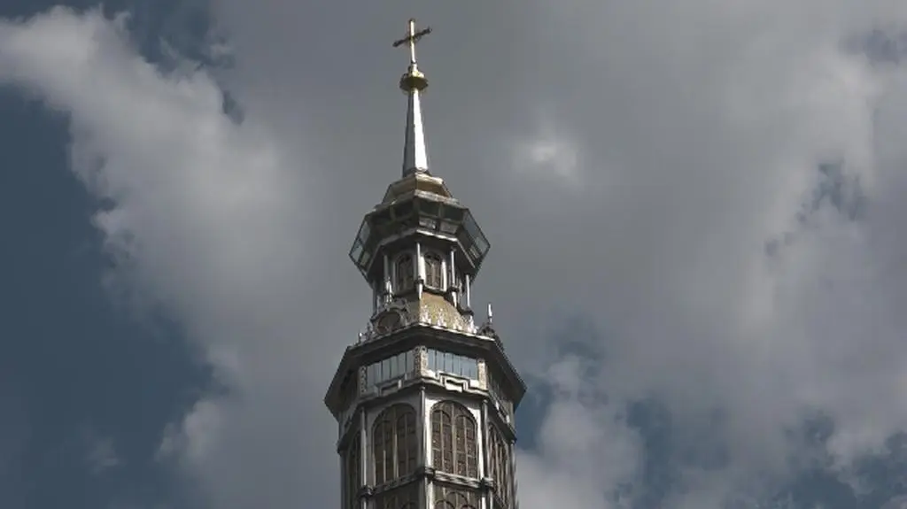 Licheń: Przed bazylikę wrócił pomnik. Już bez księdza Eugeniusza M.