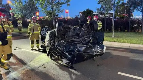 Auto, którym kierował 16-latek, uderzyło w stojącą taksówkę. Obaj kierowcy zginęli