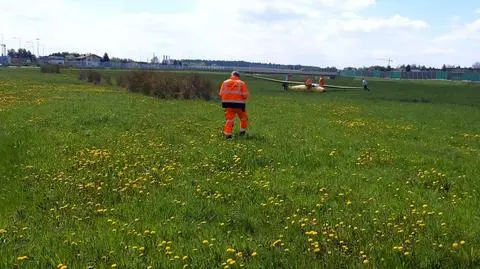 Szybowiec wylądował na terenie węzła autostrady A1