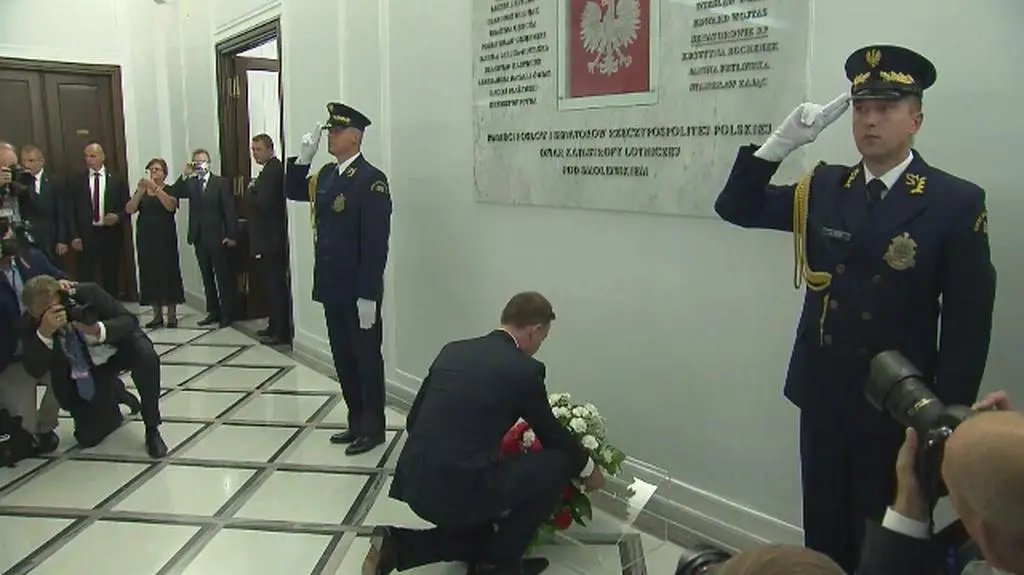 Duda złożył kwiaty pod tablicą smoleńską w Sejmie