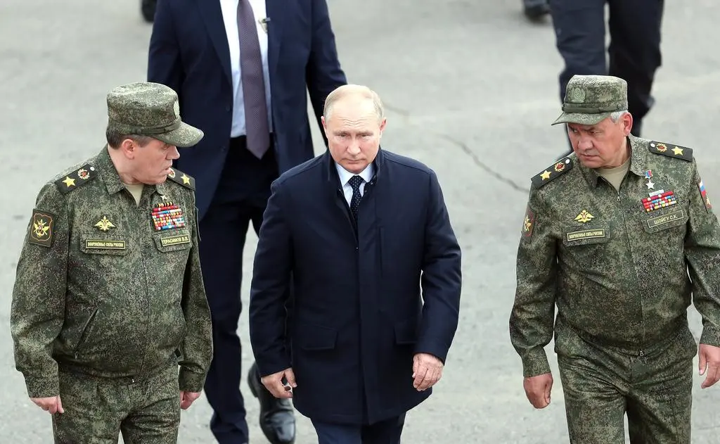 Putin w otoczeniu szefów ministerstwa obrony i sztabu generalnego  
