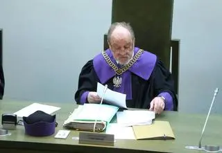 Profesor Strzembosz zeznawał w sprawie sędziego Iwulskiego. W piątek orzeczenie