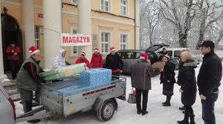 Magazyn w Kołaczkowie - pakowanie wozu z paczkami