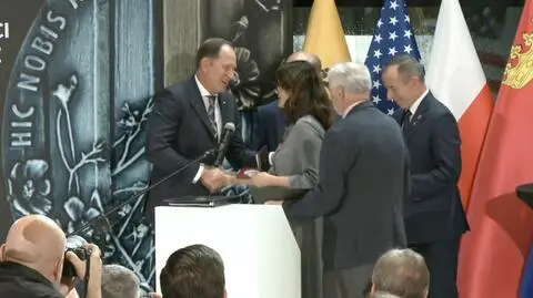 Emilie i Zbigniew Brzezińscy z Medalami Wdzięczności 