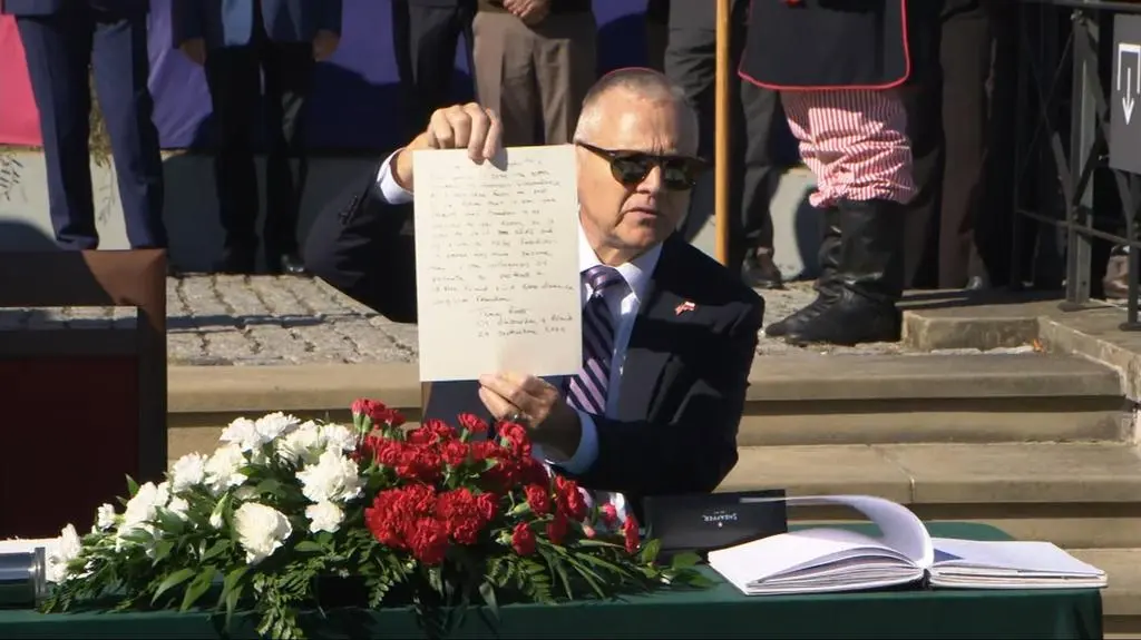 Tom Rose podczas podpisania Aktu erekcyjnego pod budowę Centrum Polsko-Amerykańskiego