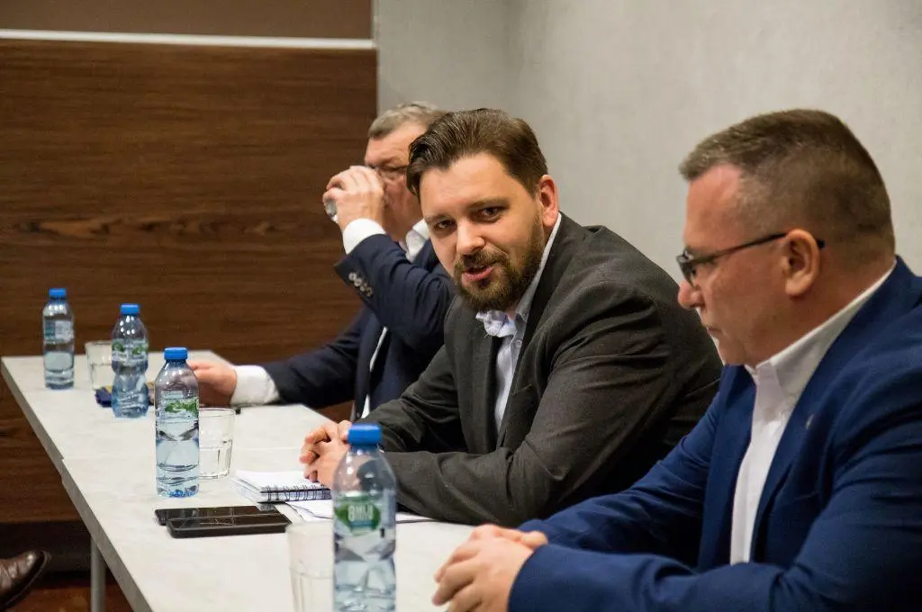Tomasz Marzec (w środku)