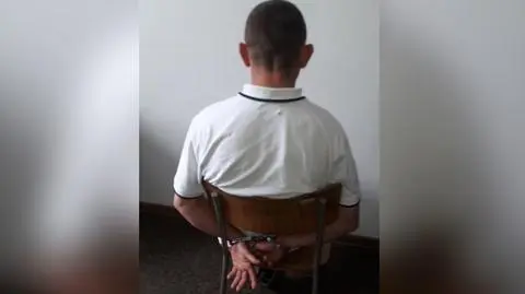 Miał wyrok, do więzienia pójść nie chciał. Przed policją schował się w sianie