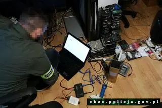 Podczas policyjnej akcji zabezpieczono tysiące plików z dziecięcą pornografią