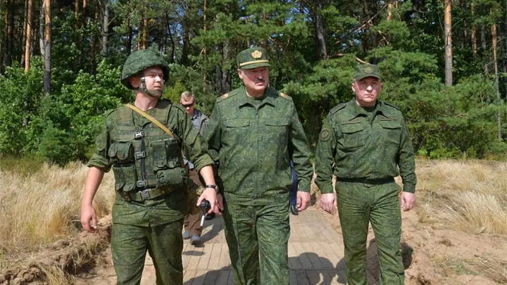 Alaksandr Łukaszenka w otoczeniu wojskowych 