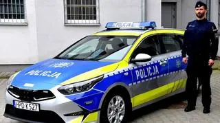 Dzielnicowy ukarał pasażerkę auta mandatem za zaśmiecanie. Zapłaci 500 złotych
