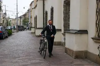 Prezydent Krakowa Aleksander Miszalski jeździ do pracy rowerem