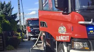 Wynieśli kobietę z płonącego budynku, nie udało się jej uratować