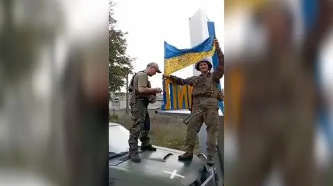 Ukraińscy żołnierze na wjeździe do Łymanu zawiesili flagę państwową