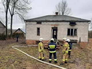 Dom stoi 250-300 metrów od utwardzonej drogi