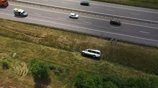 Wypadek na A4 pod Wrocławiem. Przewrócił się bus przewożący dzieci, są ranni