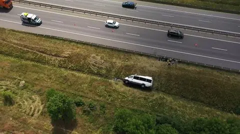 Wypadek na A4 pod Wrocławiem. Przewrócił się bus przewożący dzieci, są ranni