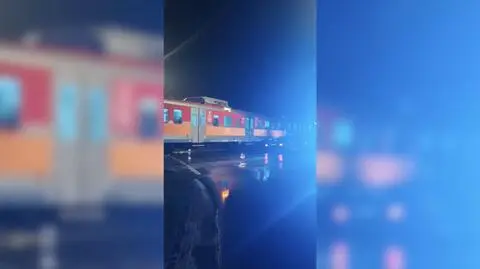 Utknął na przejeździe kolejowym. "Krzyczeliśmy, żeby zostawił samochód i ratował siebie"