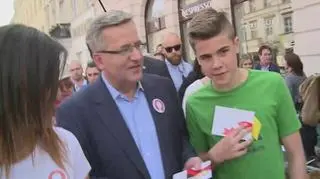 Spacer Komorowskiego po Warszawie. Prezydent radzi, jak żyć za 2 tys zł